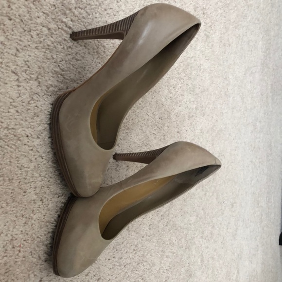 Tan Heels - Picture 2 of 3
